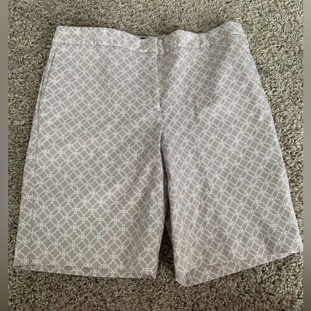 Mario Serrani Italy Taupe White Geometric Quatrefoil‎ Shorts Size 10 Stretch